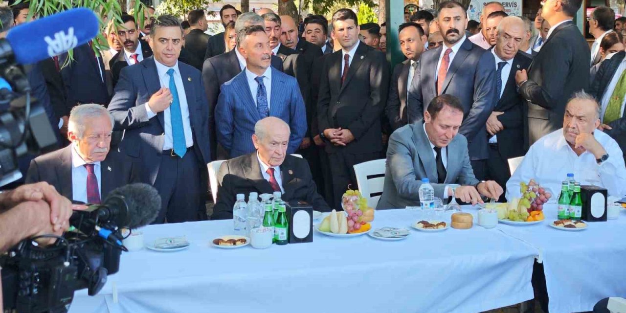 MHP Lideri Bahçeli, Ahlat’ta partililer ve vatandaşlarla bir araya geldi