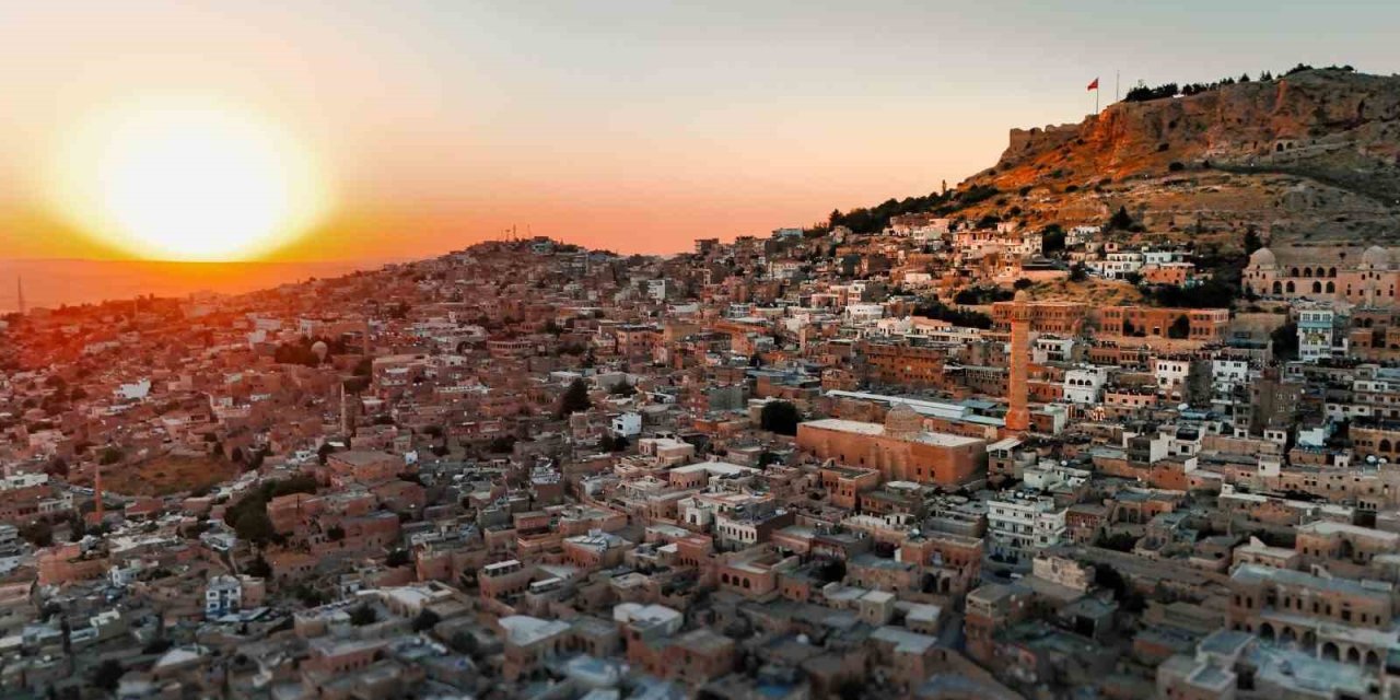 Mardin’in tarihi mekanları izleyenleri kendinden geçirdi