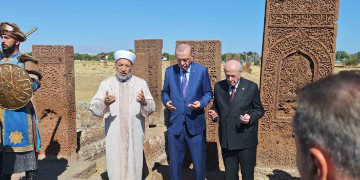 Cumhurbaşkanı Erdoğan Ahlat'taki Selçuklu mezarlığını ziyaret etti
