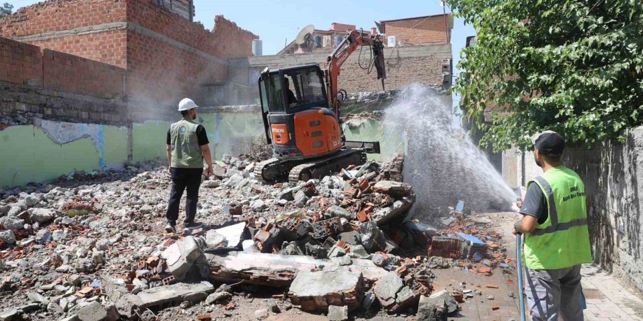 Bağlar’da 1 ayda 32 metruk yapı yıkıldı