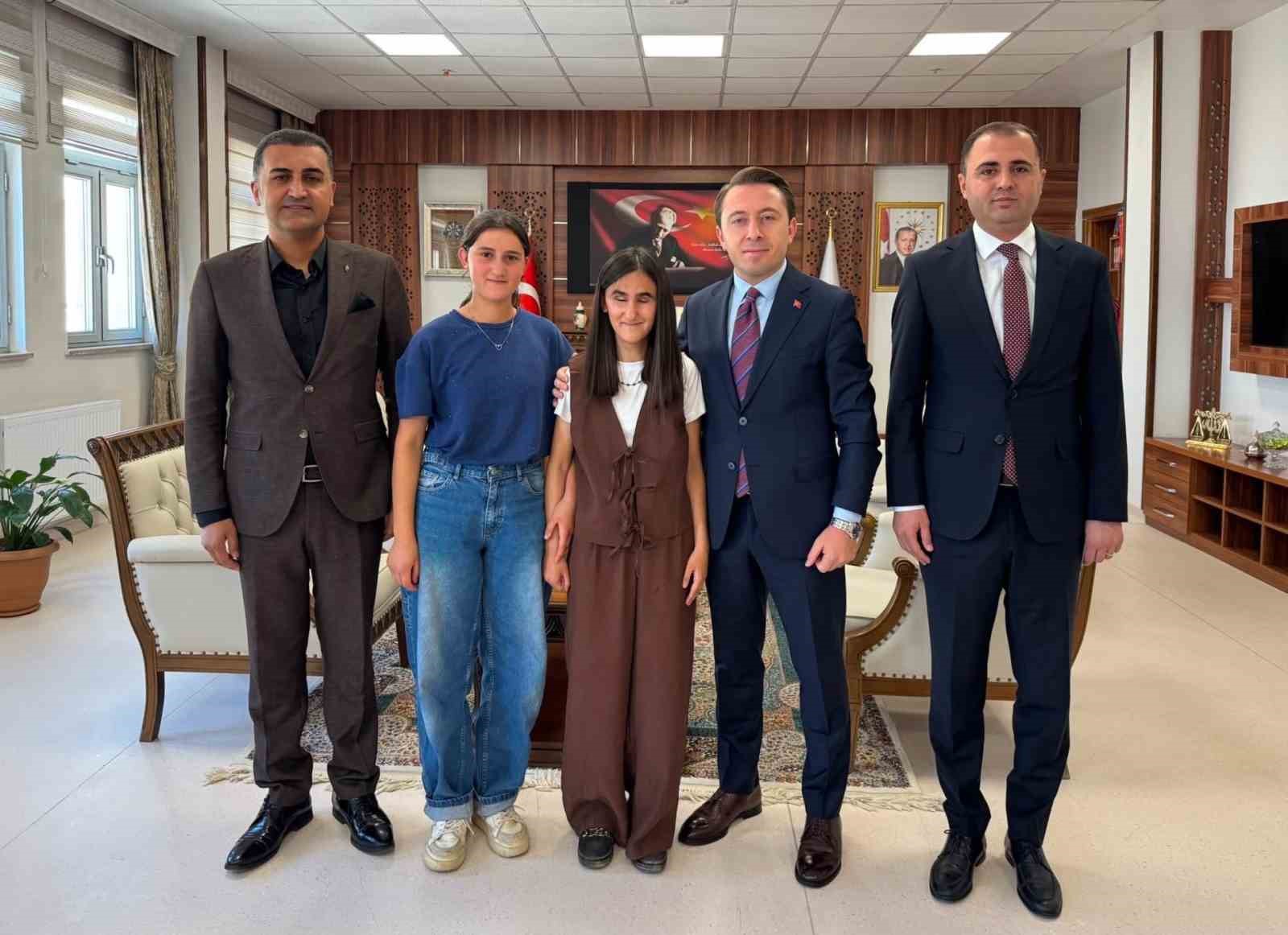 Kaymakam Hülür, YKS’de Türkiye 3.320’ncisi olan görme engelli öğrenciyi kabul etti