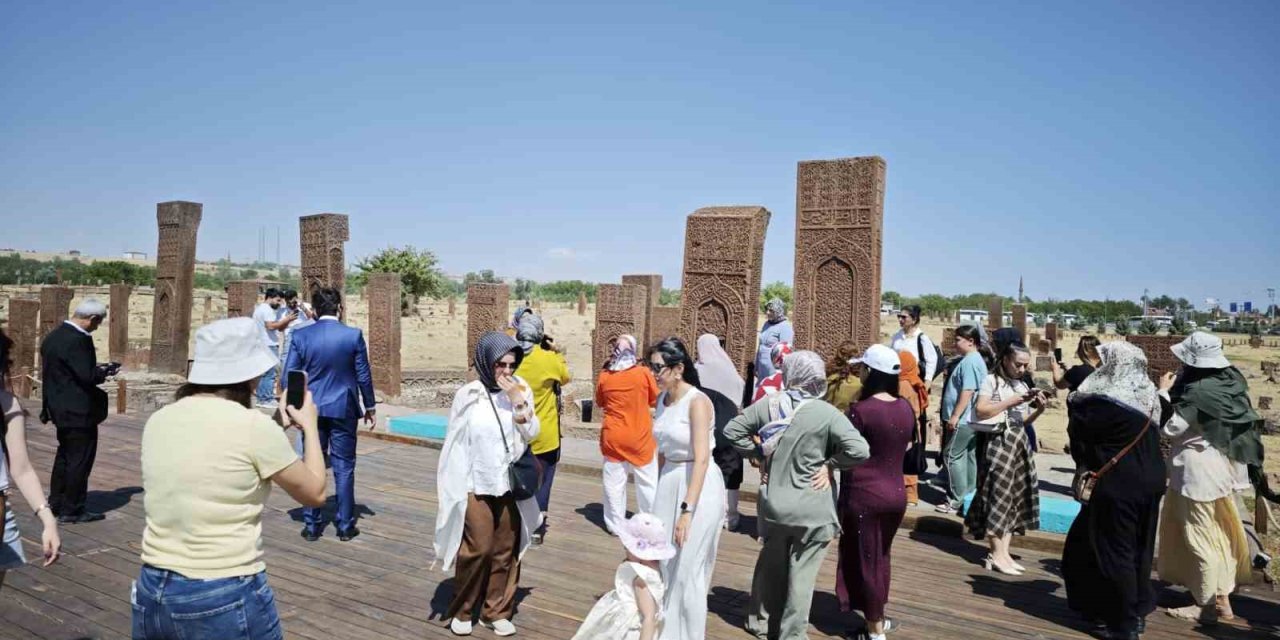 Ahlat Selçuklu Meydan Mezarlığı ziyaretçi akınına uğradı