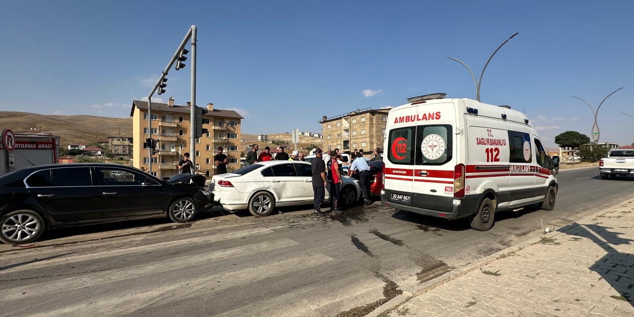 Yüksekova’da düğün konvoyunda zincirleme kaza: 4 yaralı