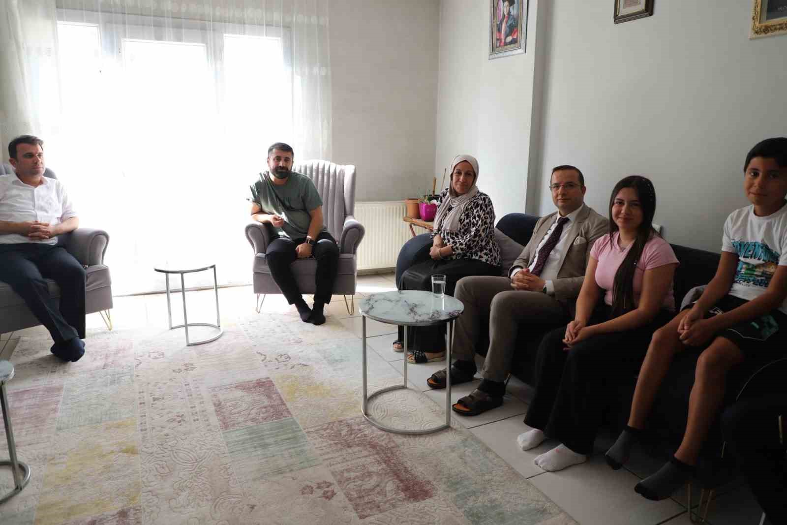 Şırnak'ın Cizre ilçesinde YKS’de başarılı olan öğrencilerin evlerine gidilip tebrik edildi
