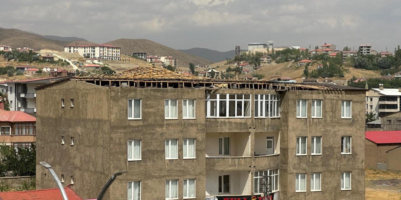 Yüksekova’da kuvvetli rüzgar çatıyı yerinden söktü