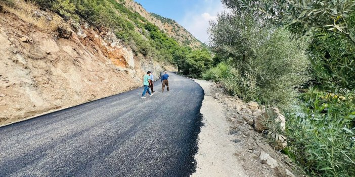 Şemdinli’de köy yollarında sıcak asfalt yapılıyor: 6 kilometrelik yolun 4 kilometresi tamamlandı