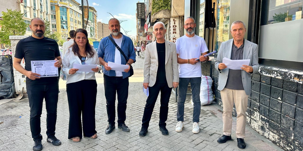 Yüksekova’da 1 Eylül Dünya Barış Günü öncesi broşür dağıtıldı