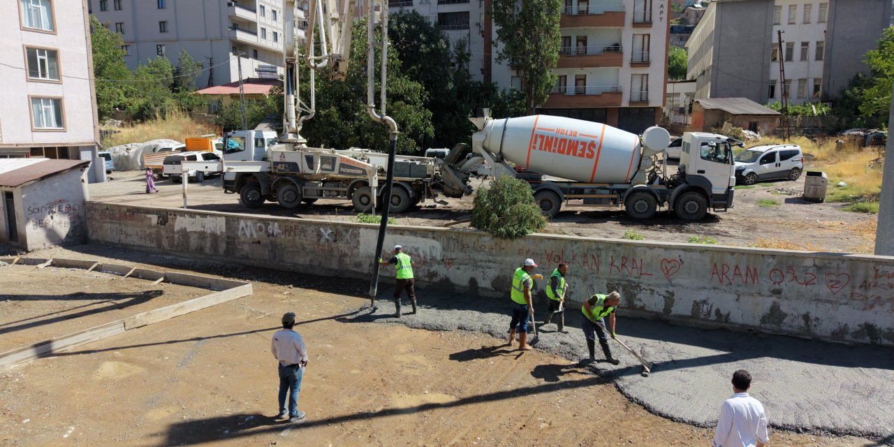 Şemdinli’de altyapı ve çevre düzenleme çalışmaları sürüyor