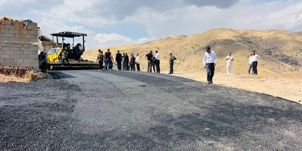 Yüksekova’da 3 köyü birbirine bağlayan yolda asfalt çalışması başladı