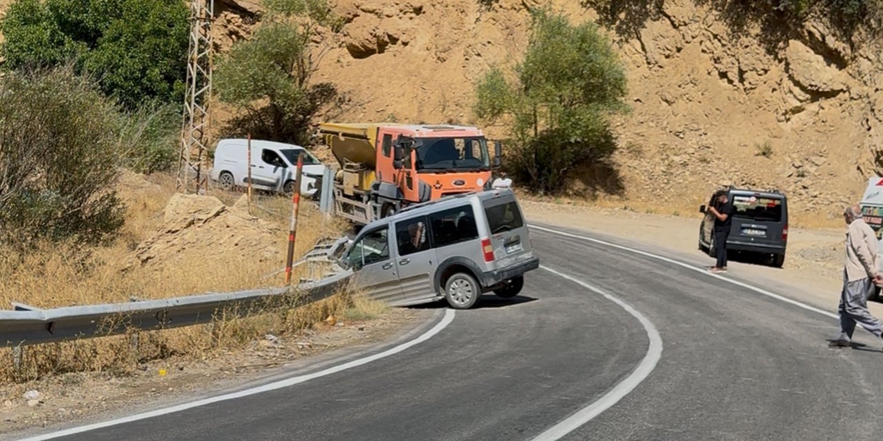 Şemdinli’de ticari araç bariyerlere çarptı