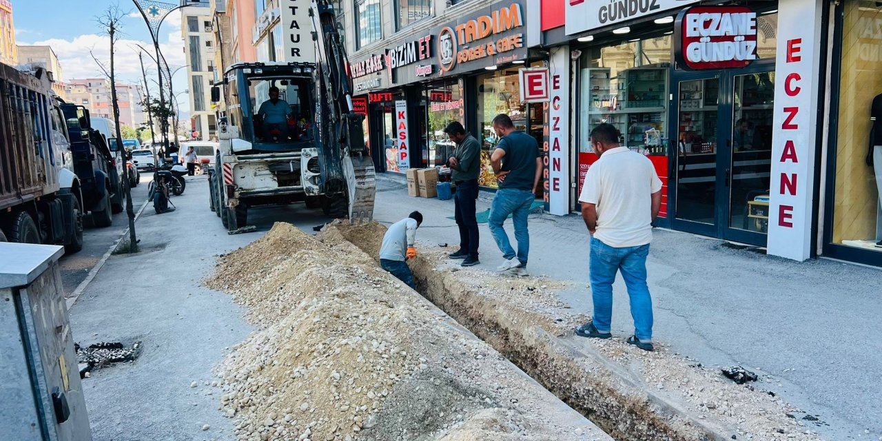 Yüksekova’da çarşı merkezinde doğal gaz çalışmaları yeniden başladı