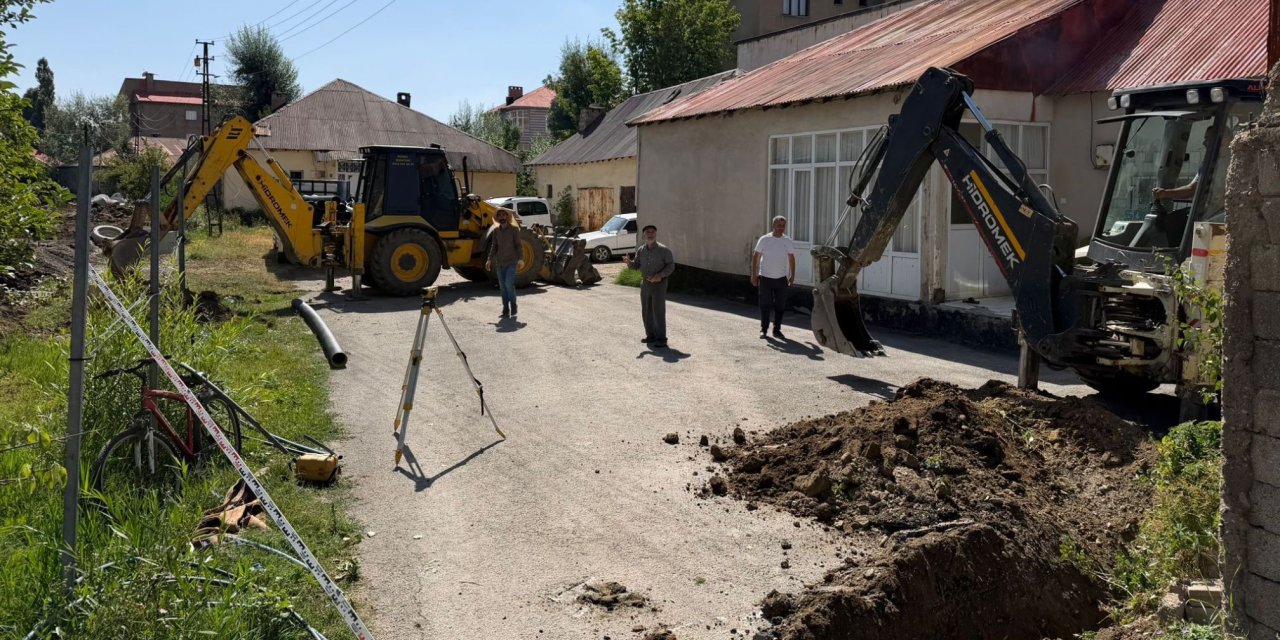 Yüksekova’da yeni yollara kanalizasyon hattı döşeniyor