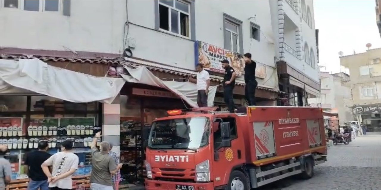 İş yerinde mahsur kalan kedi kurtarıldı