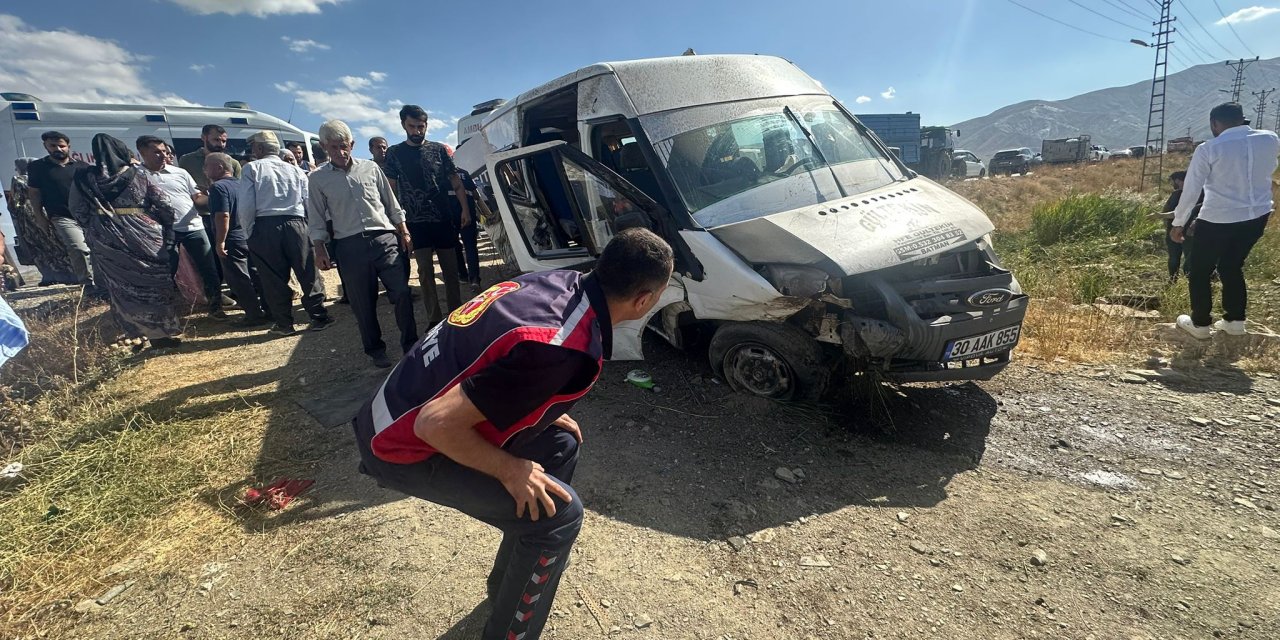 Yüksekova’da servis aracı kaza yaptı: 1’i ağır 6 yaralı
