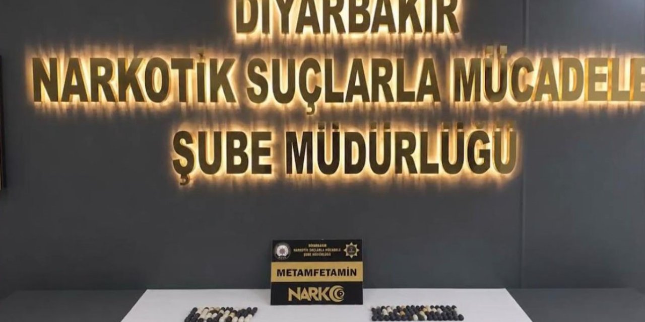 Midelerinde uyuşturucu taşıyan 2 kişi tutuklandı
