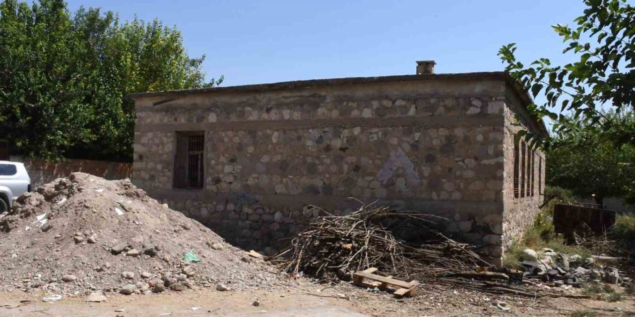 Şırnak'ın Silopi ilçesinde tehlike saçan metruk yapı yıkılıyor