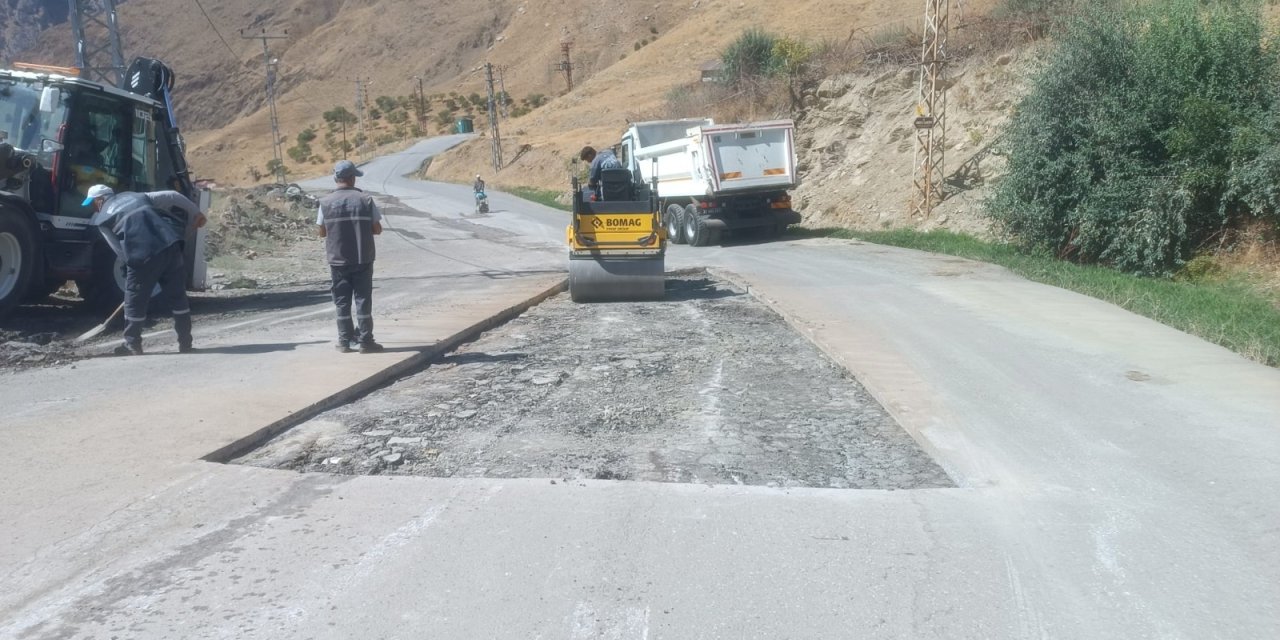 Hakkari Belediyesi ekipleri hafta sonu çalışmalarını sürdürüyor