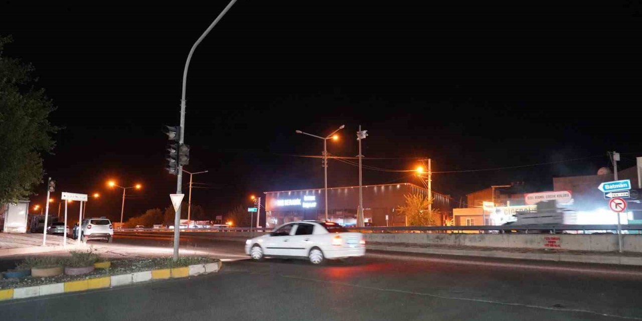 Diyarbakır’da yolun karşısına geçen çocuk, otomobil çarpması soncu hayatını kaybetti