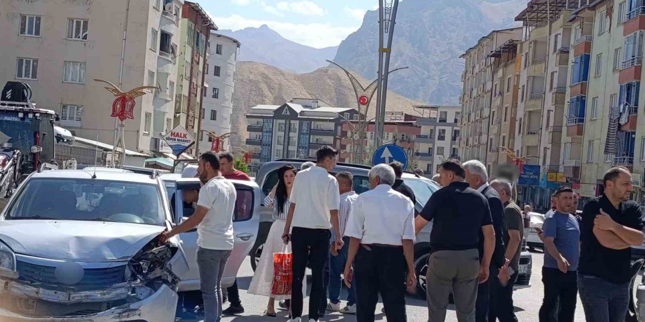 Hakkari’de iki araç çarpıştı: 1 yaralı