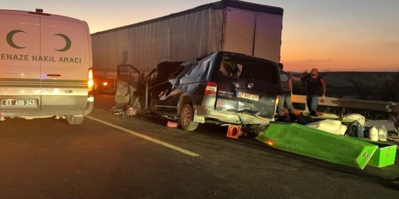 Hakkarili anne ve oğlu düğün dönüşü kazada hayatını kaybetti