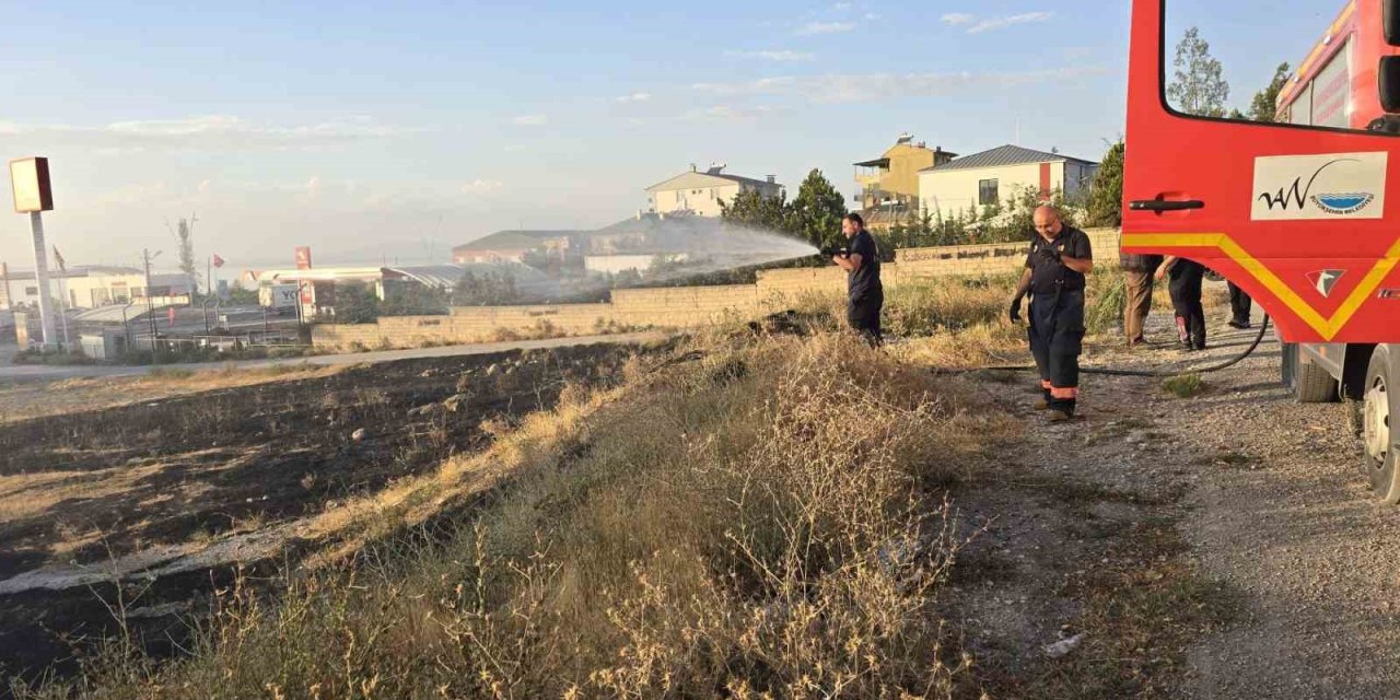 Van’da örtü üstü yangını söndürüldü