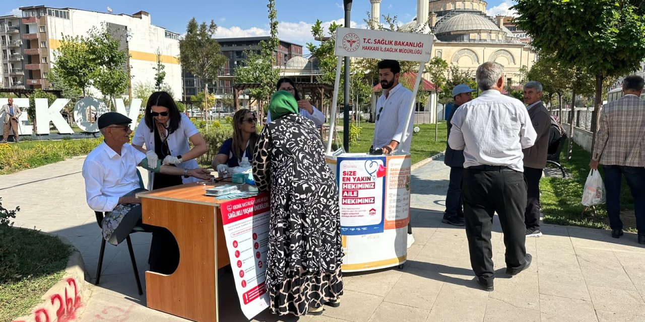 Yüksekova’da Halk Sağlığı Haftası kapsamında sağlık standı kuruldu