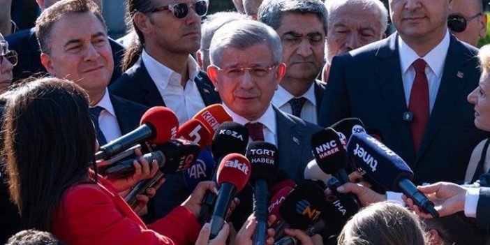 Ahmet Davutoğlu, 'Cumhurbaşkanına hakaret' suçlamasıyla ifade verdi