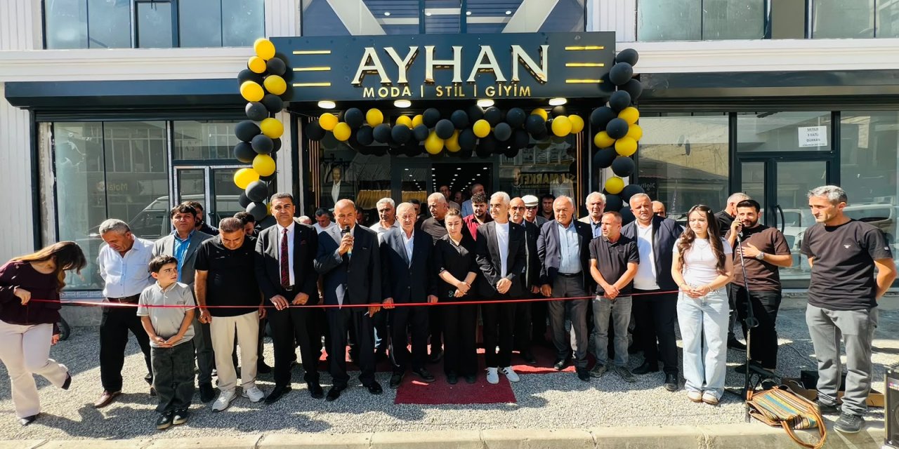 Yüksekova’da Ayhan Moda Stil Giyim mağazası törenle açıldı