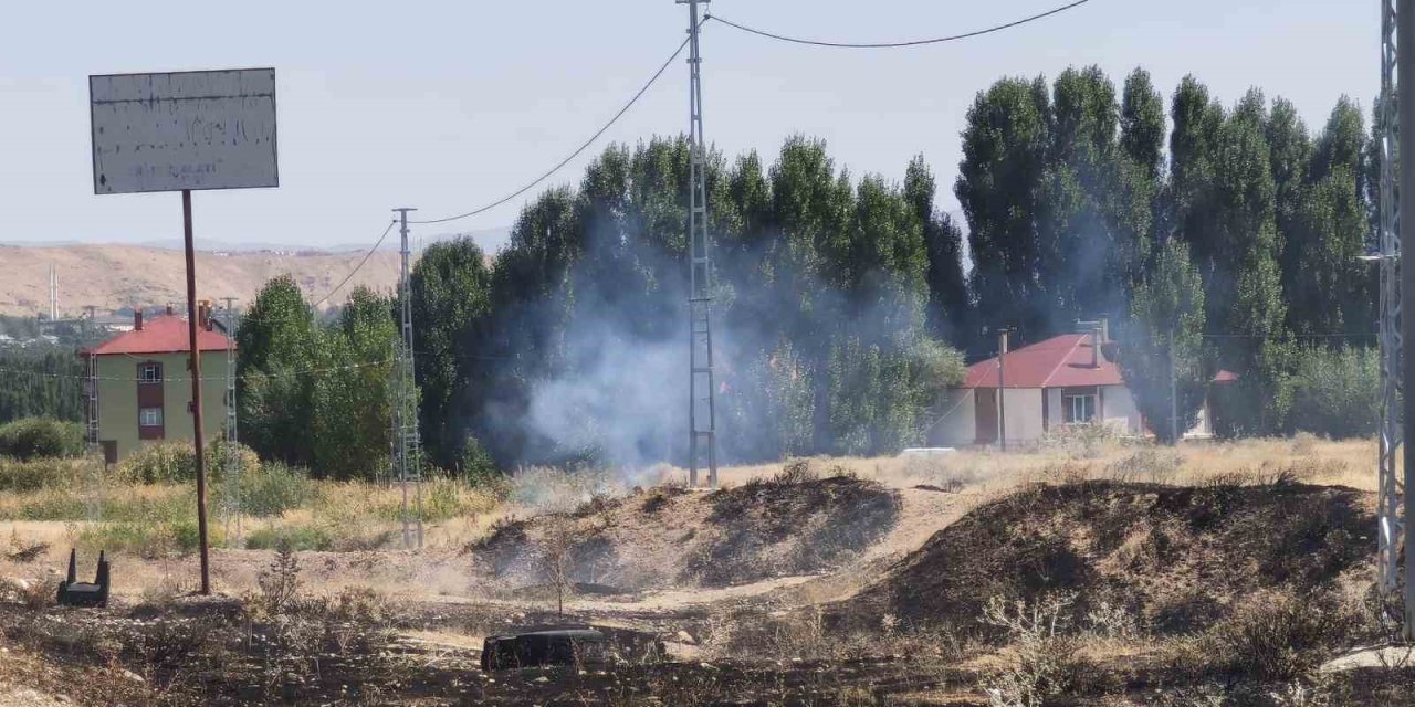 Van’da örtü üstü yangını söndürüldü
