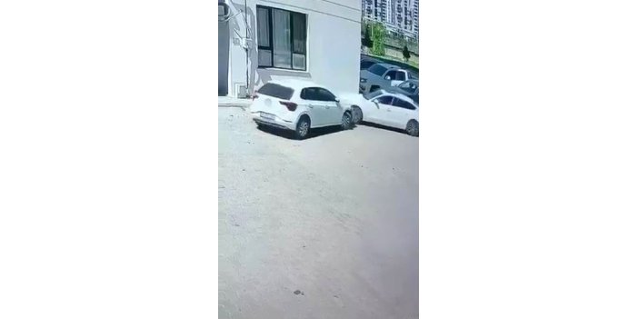 Önce park halindeki araca, sonra duvara çarptı