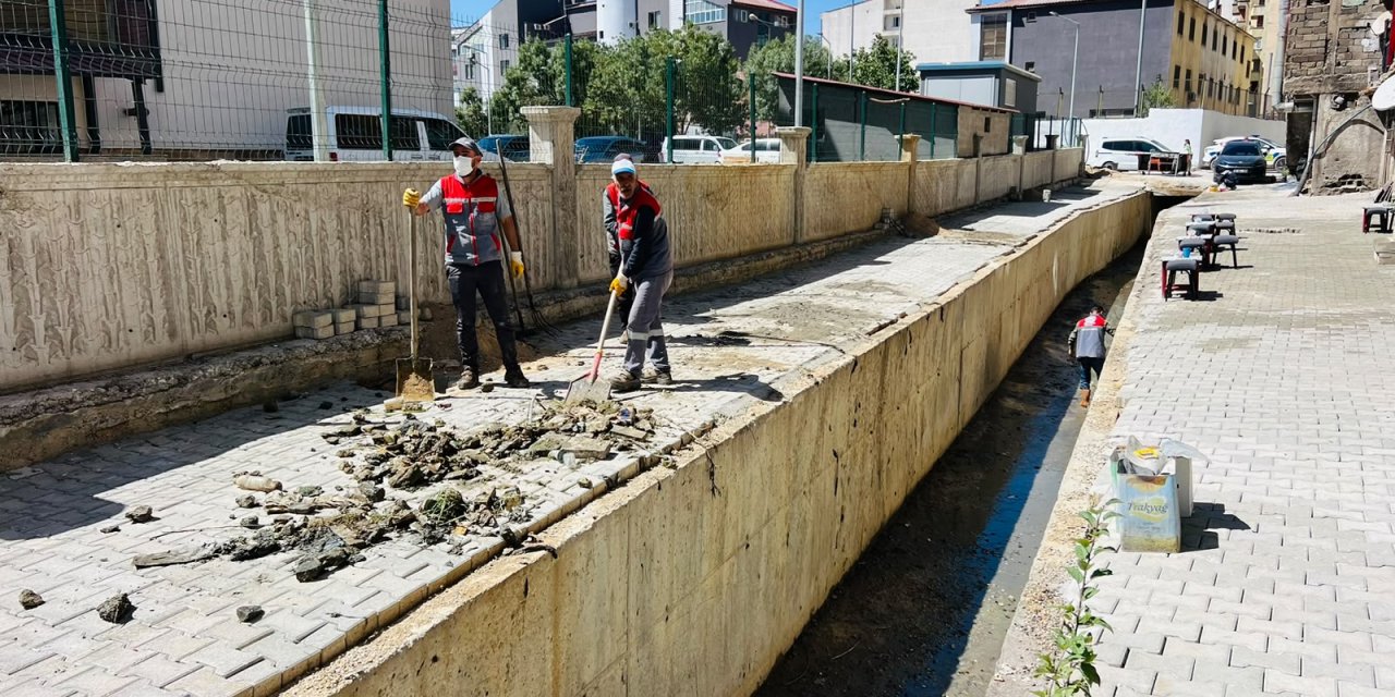Yüksekova’da kirletilen dere yatağı yeniden temizlendi
