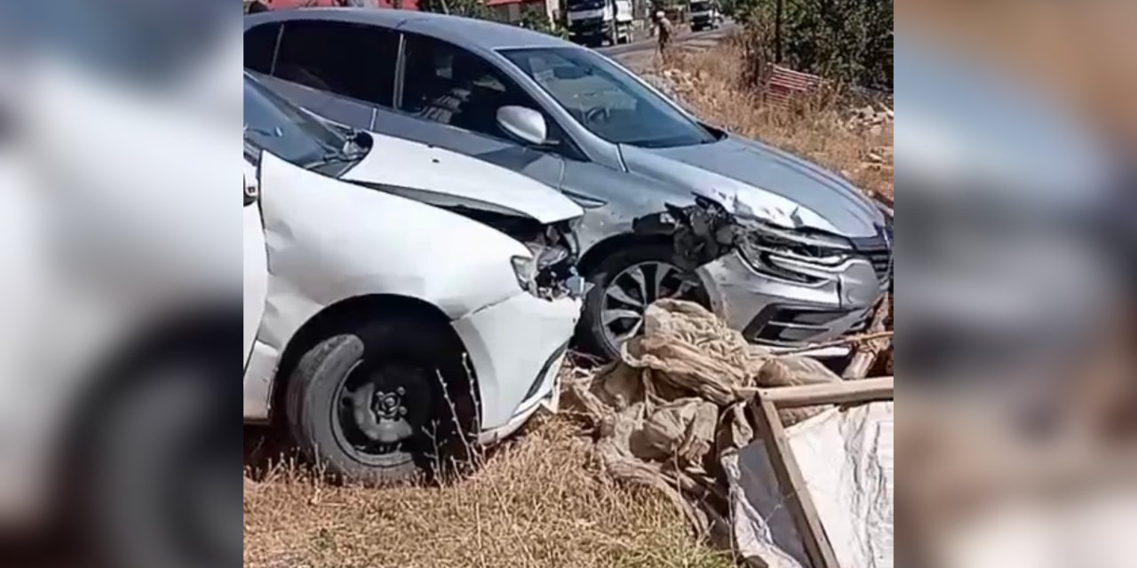 Yüksekova-Şemdinli yolunda iki otomobil çarpıştı: 1 yaralı