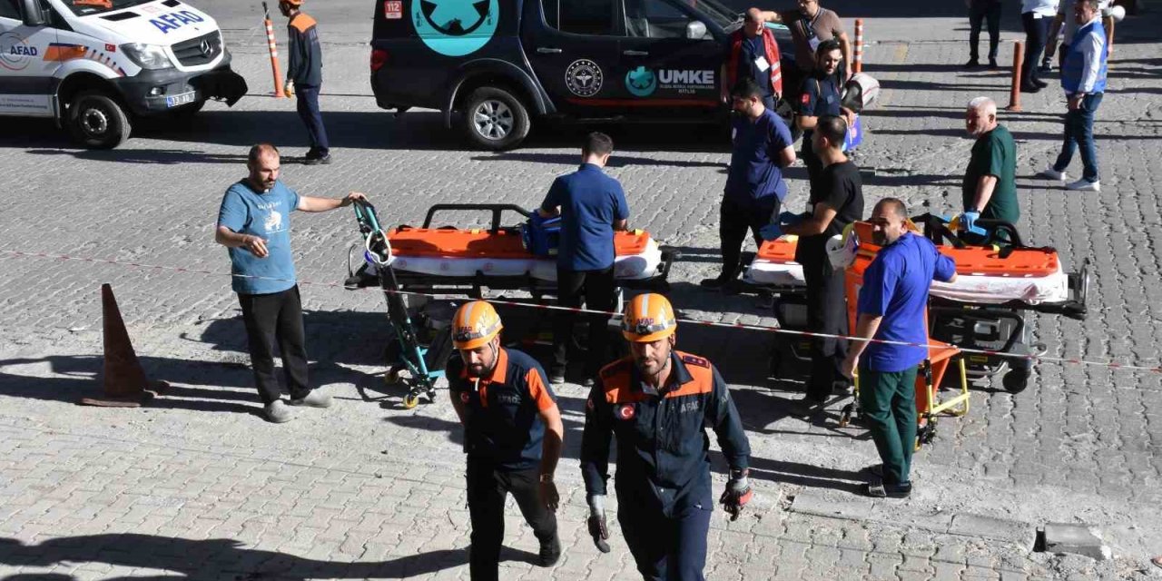 Bitlis Devlet Hastanesi’nde deprem tatbikatı