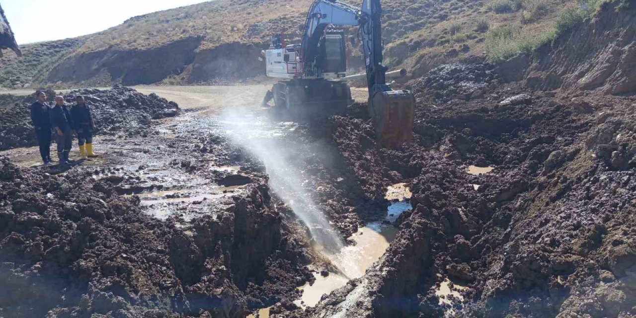 Hakkari’de 3 bin 500 rakımda su hattı için zorlu çalışma