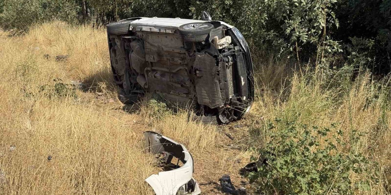 Diyarbakır'da virajı alamayan sürücünün otomobili devrildi