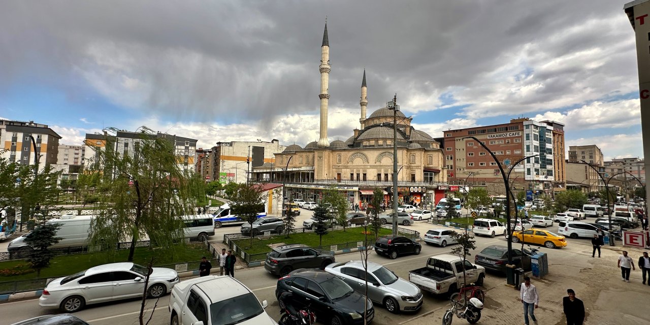 Yüksekova’da yağmur sonrası şiddetli rüzgar etkili oldu