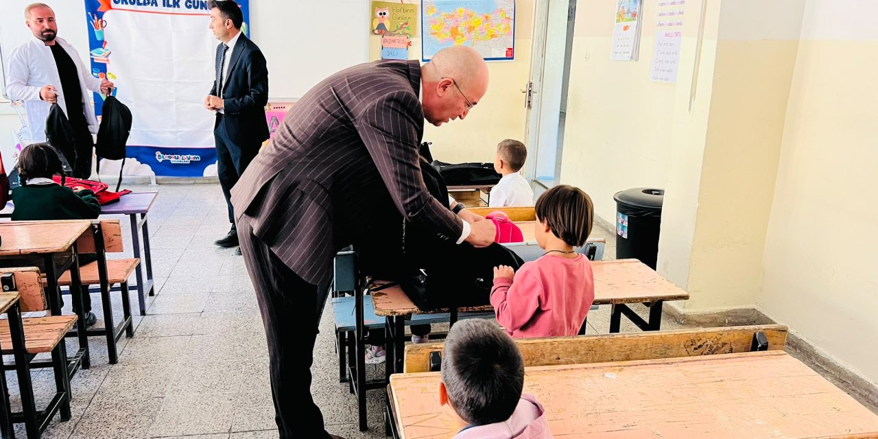 Esendere’de birinci sınıf öğrencilerine çanta ve kırtasiye desteği
