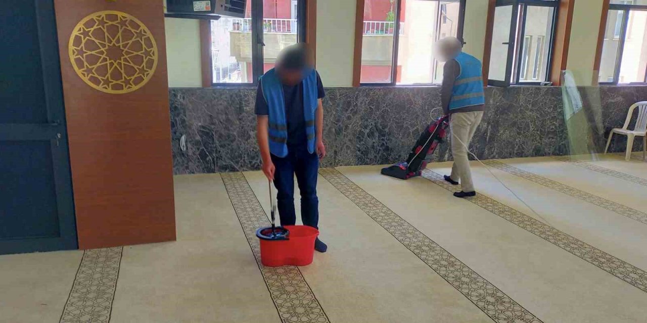 Hakkari’de denetimli serbestlik yükümlüleri camileri ve okulları temizledi