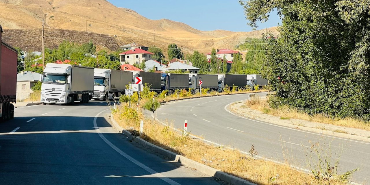 Esendere’de sınır bekleyişi uzuyor, şoförlerin dinlenme sorunu büyüyor