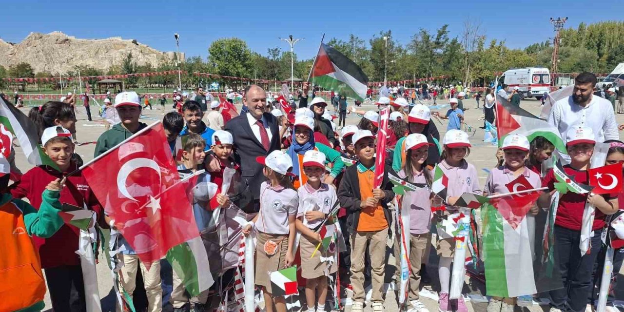 Gazzeli çocuklar için uçurtma uçuruldu