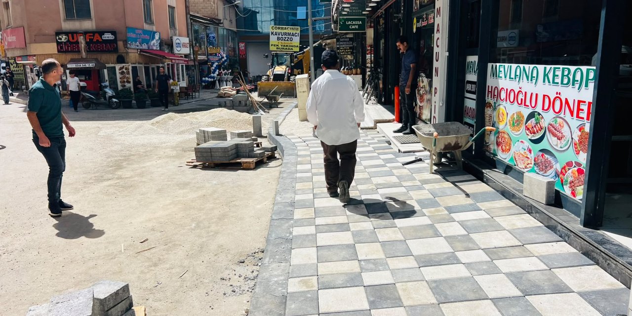 Yüksekova’da Anafartalar Sokağı’nın kaldırımları yenilendi