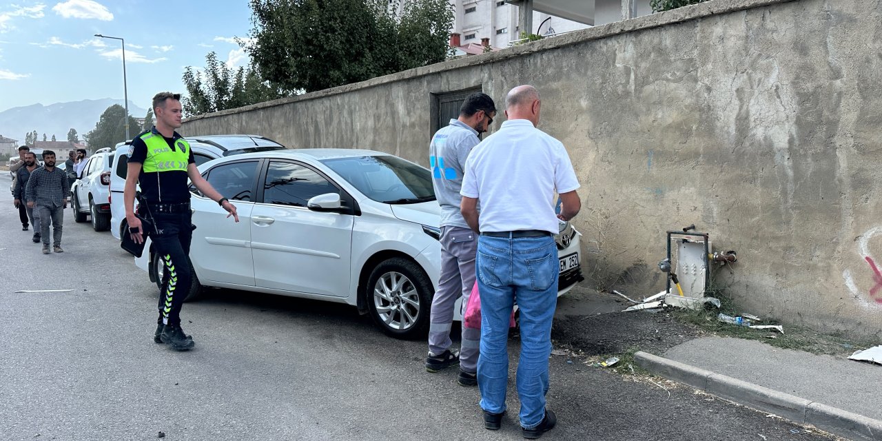 Yüksekova’da 3 araçlı kazanın ardından doğalgaz sızıntısı endişesi