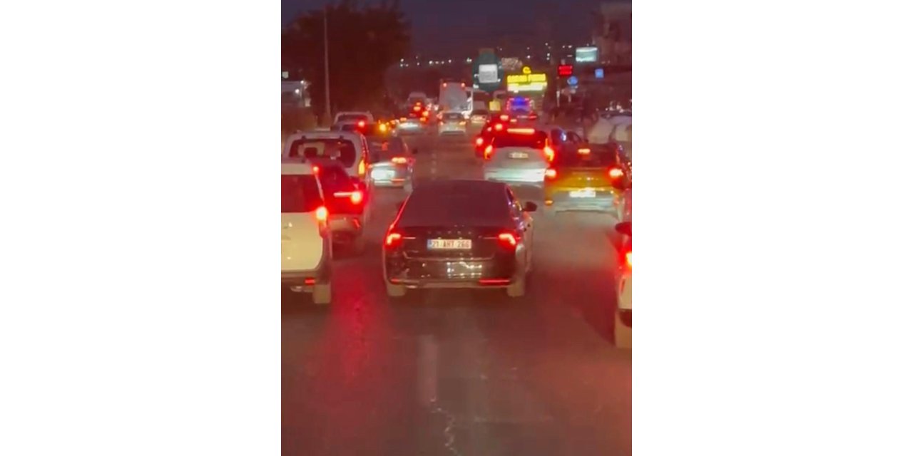 Sürücüler fermuar sistemine geçti, birisi anonslara rağmen itfaiyeye yol vermedi