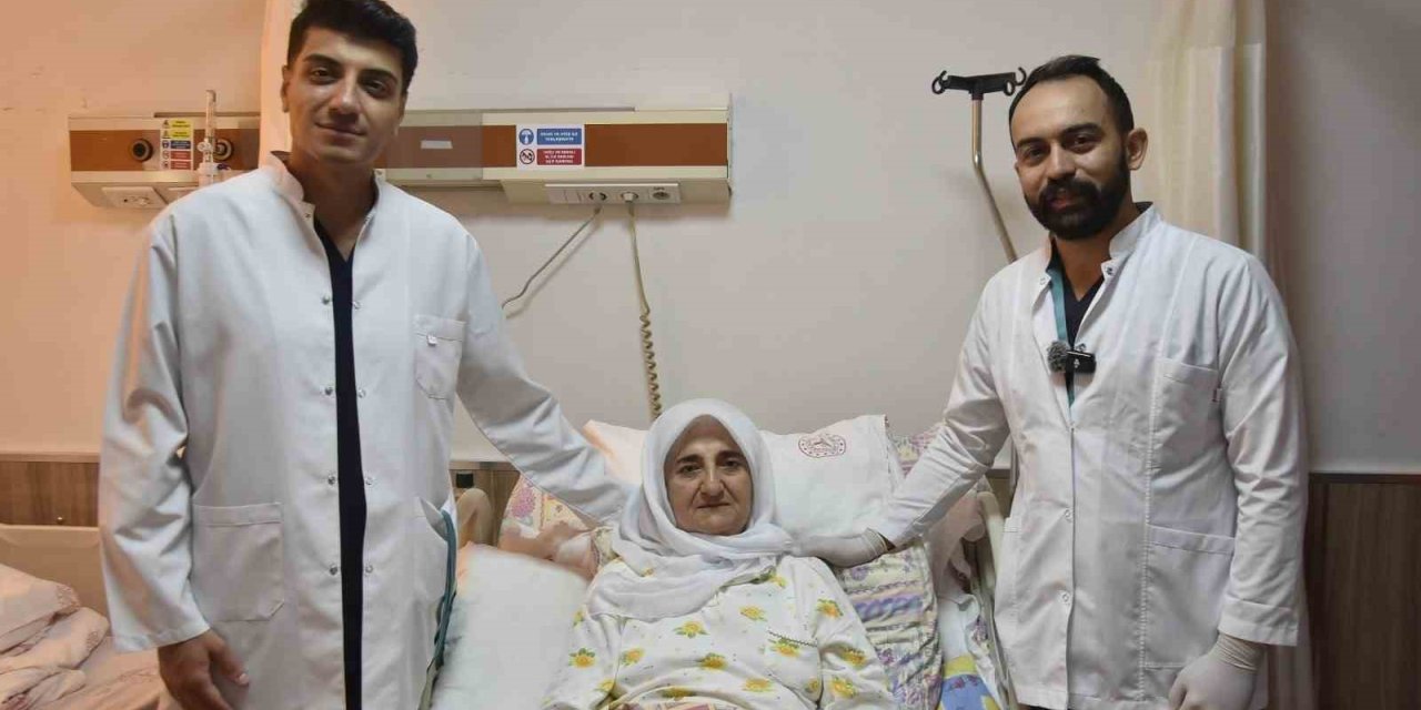 Bitlis’te 70 yaşındaki hastaya 7,5 saatlik kapalı bağırsak ameliyatı