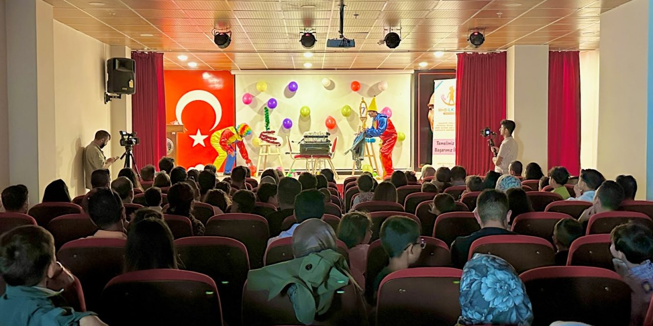 Yüksekova’da çocuklar için "Bavul" adlı tiyatro oyunu sahnelendi