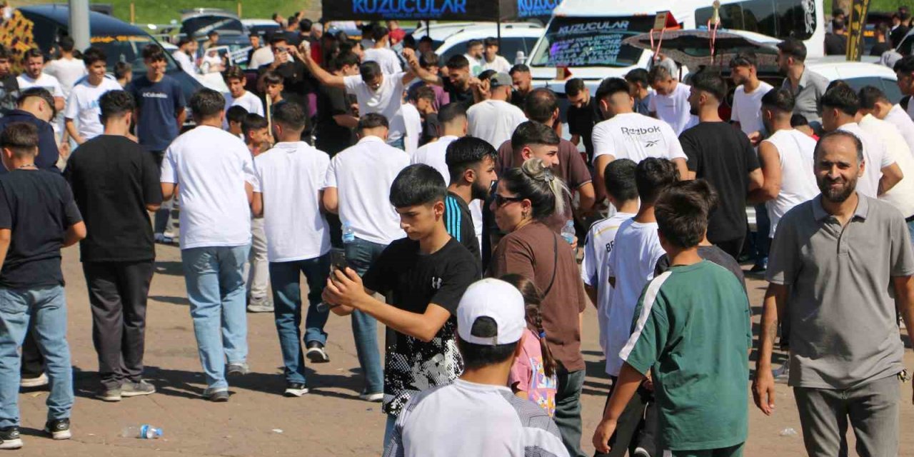 Modifiyeli araç tutkunları Diyarbakır’da buluştu