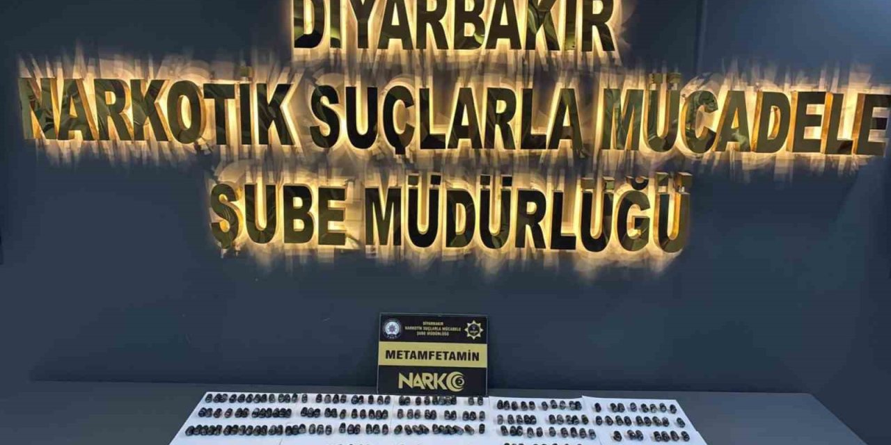 Midelerinde taşıdıkları uyuşturucu ile yakalanan 2 kişi tutuklandı