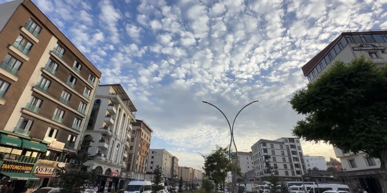 Yüksekova’da ’Sirrokümülüs bulutları’ görsel şölen sundu
