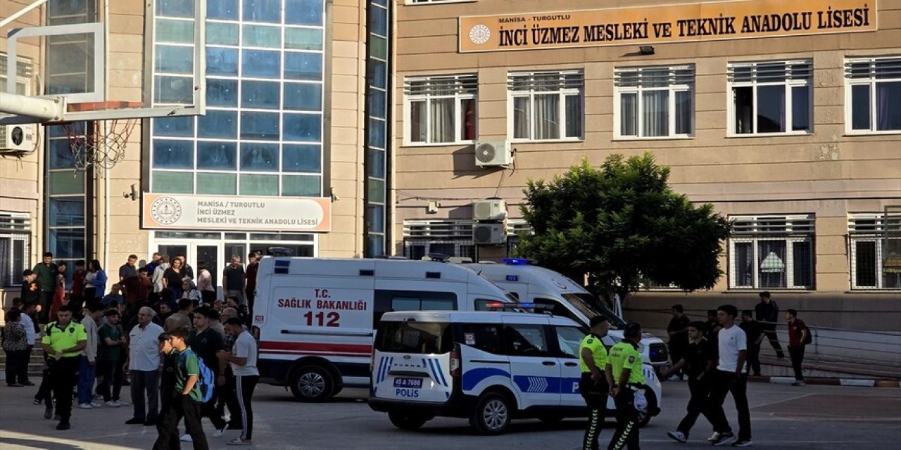 Manisa'da okul önünde silahlı saldırı: 10 öğrenci yaralandı