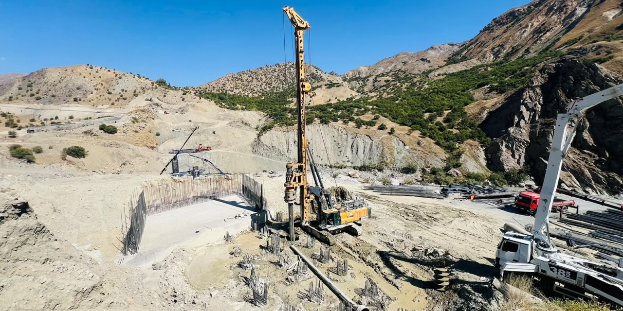 Hakkâri-Van yolunda heyelan bölgesine iki köprü yapılıyor